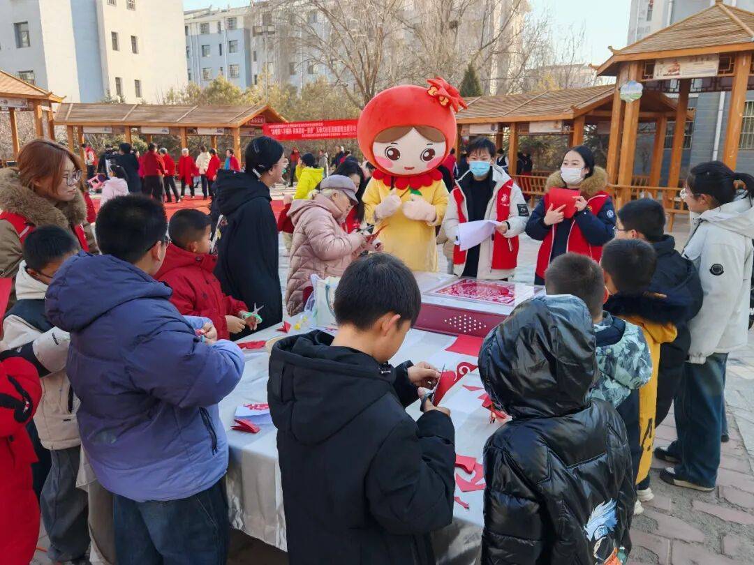 【铸牢共同体 中华一家亲】城区街道：粥香暖腊八 邻里聚温情(图2)