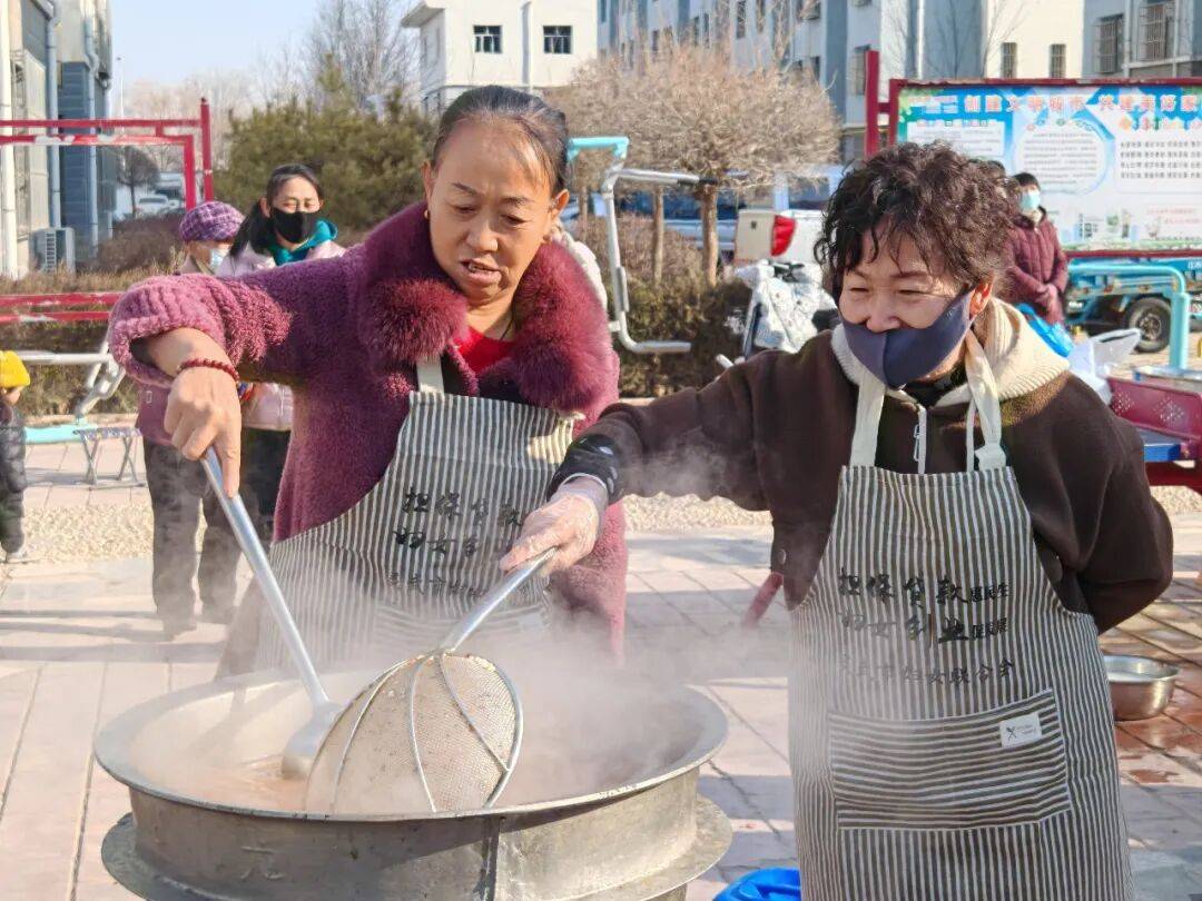 【铸牢共同体 中华一家亲】城区街道：粥香暖腊八 邻里聚温情(图1)